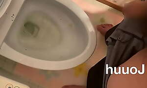 [個人撮影]素人 日本人男性が勢いよく出る放尿するだけの動画