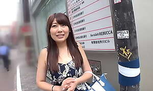渋谷駅周辺で美少女を発見！！夏らしく肌の露出が多いファッションでとても可愛い女の子200GANA-1488
