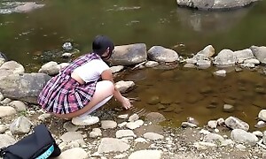 Colegiala cachonda falta a clases para ser follada en un río.
